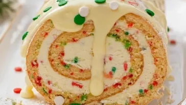 Leckere Weihnachts-Vanille-Rolle mit weihnachtlichem Dekor
