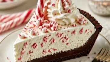 Zuckerstangen-Pie – cremig, minzig und ohne Backen, ideal für Festlichkeiten