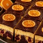 Weihnachts-Kirsche-Orange Donau-Welle aus Blätterteig auf einem festlichen Teller