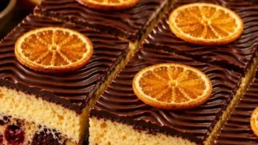 Weihnachts-Kirsche-Orange Donau-Welle aus Blätterteig auf einem festlichen Teller