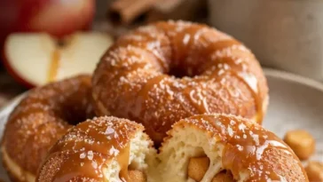 Apfel-Karamell-Crèmefüllte Donuts auf einem Teller, köstlich und verführerisch