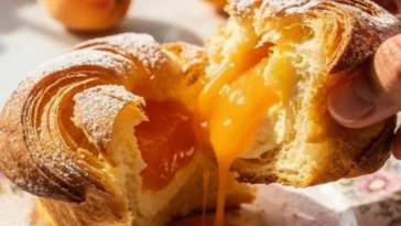 Leckere Aprikosen-Käsekuchen-Cruffins frisch aus der Bäckerei