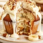 Leckere Zimt-Bananen-Muffins auf einem rustikalen Holzbrett