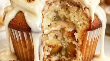 Leckere Zimt-Bananen-Muffins auf einem rustikalen Holzbrett