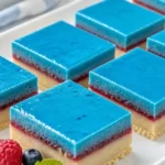 Leckeres Blaubeer-Himbeer-Träumchen in einer eleganten Dessertschüssel serviert.