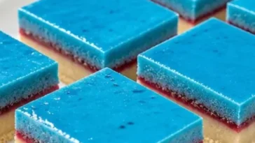 Leckeres Blaubeer-Himbeer-Träumchen in einer eleganten Dessertschüssel serviert.