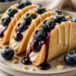 Delizierte Blaubeer-Vanille-Creme-Keks-Tacos auf einem Teller