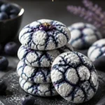 Blaubeer-Zitronen-Krümelkekse auf einem Teller mit frischen Blaubeeren