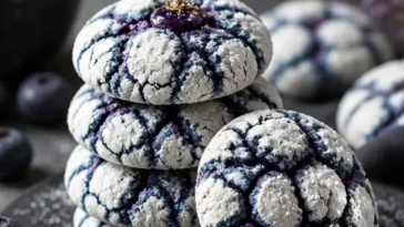 Blaubeer-Zitronen-Krümelkekse auf einem Teller mit frischen Blaubeeren