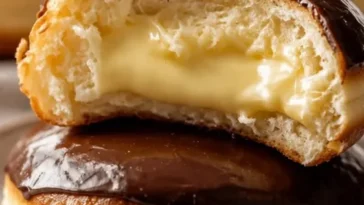 Boston Cream Donuts - weich gefüllt mit Vanillecreme und überzogen mit Schokolade