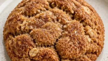 Braune Zucker-Haferflocken-Krümelplätzchen auf einem Teller
