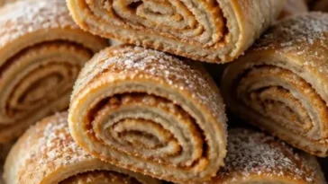 Walnuss-Rugelach mit braunem Zucker auf einem Holzbrett