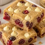 Cranberry Blondie Riegel mit weißer Schokolade auf einem Teller