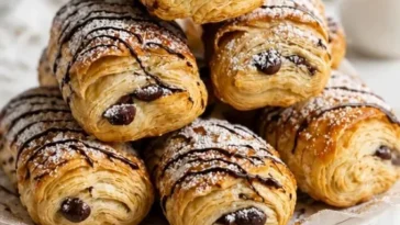 Leckeres Schokoladencroissant auf einem Teller, perfekt für den Frühstückstisch.