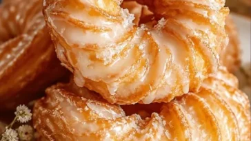 Leckere französische Crullers, im Ofen gebacken, leicht und glasiert.