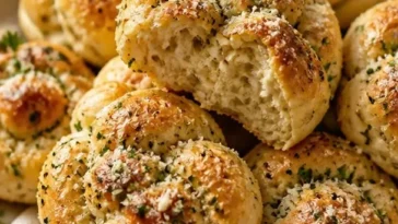 weiche und buttrige Parmesan-Knoblauch-Knoten frisch aus dem Ofen