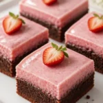 Leckere Erdbeerfrosting-Brownies mit frischen Erdbeeren und Schokolade