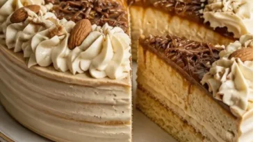Gebackener Kuchen mit Dulce de Leche und Mascarpone-Creme auf einem Teller