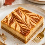 Gesalzene Karamell-Pumpkin-Cheesecake-Riegel angerichtet auf einem Teller