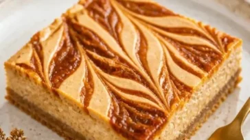 Gesalzene Karamell-Pumpkin-Cheesecake-Riegel angerichtet auf einem Teller