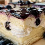 Heidelbeer-Zitronen-Eisboxkuchen auf einem Teller, perfekt für den Sommer