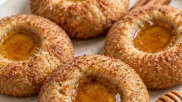 Honig-Zimt-Daumenabdruck-Kekse frisch gebacken auf einem Teller