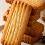 Italienische Honigkekse auf einem Teller, frisch gebacken und verführerisch.