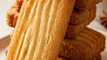 Italienische Honigkekse auf einem Teller, frisch gebacken und verführerisch.