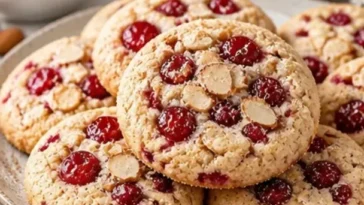 Kirsche-Mandel-Kekse auf einem Teller, frisch gebacken und köstlich.
