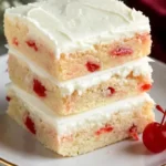 Maraschino-Kirsche Zuckerplätzchen Riegel mit Frischkäse-Frosting auf einem Teller.