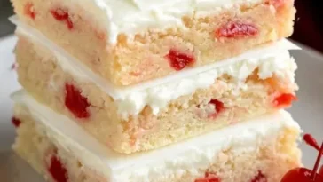 Maraschino-Kirsche Zuckerplätzchen Riegel mit Frischkäse-Frosting auf einem Teller.