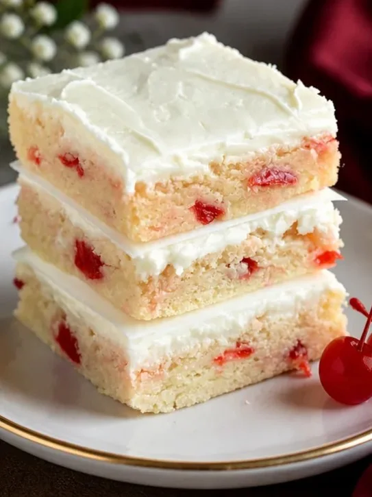 Maraschino-Kirsche Zuckerplätzchen Riegel mit Frischkäse-Frosting auf einem Teller.