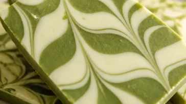 Hausgemachte Matcha-Weißschokoladen-Rinde auf einer Holzplatte
