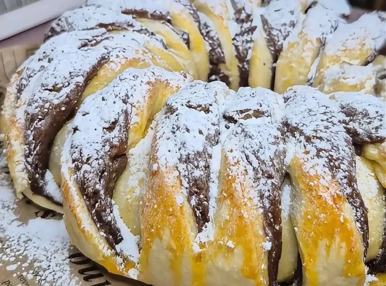 Frisch gebackene Nutella-Brötchen mit herzhaftem Schokoladennussaufstrich