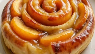 Pfirsich-Pie-Zimt-Teilchen mit frischen Sommerpfirsichen und Zimt