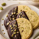 Pistazien-Shortbread-Kekse auf einem Teller, frisch gebacken
