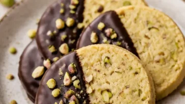 Pistazien-Shortbread-Kekse auf einem Teller, frisch gebacken