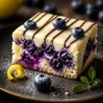 Blaubeer-Zitronen-Kekse mit weißer Schokoladensauce auf einem Teller