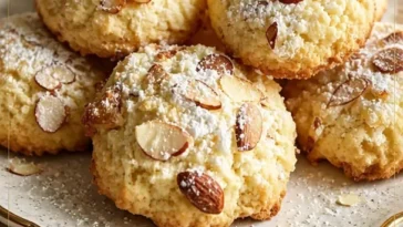 Italienische Mandel-Ricotta-Kekse auf einem Teller, bereit zum Genießen.