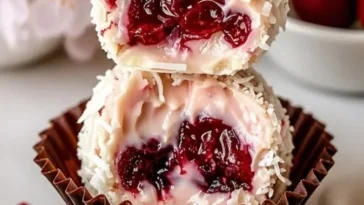 Schokoladen-Maraschino-Kirsch-Kokospralinen auf einem Teller