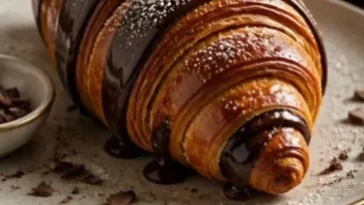 Frisch gebackene Schokoladencroissants auf einem Teller