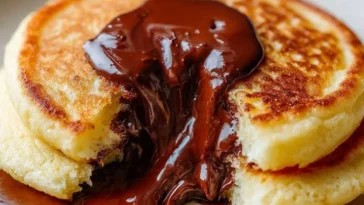 Schokoladenlava-Pfannkuchenbites mit geschmolzener Schokolade innen
