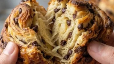 Schokoladenstückchen-Cruffins mit blättrigen Schichten auf einem Teller