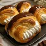 Leckere S'mores-Croissants mit Schokolade und Marshmallows auf einem Teller.