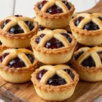 Leckere Törtchen mit Pflaumen, ideal für ein antillaisches Dessert.