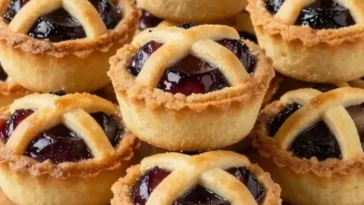 Leckere Törtchen mit Pflaumen, ideal für ein antillaisches Dessert.