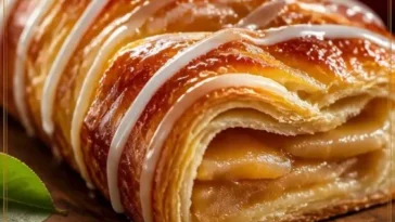 Leckerer Wisconsin Apfel Kringle, ein traditionelles süßes Gebäck.