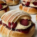 Zitronen-Himbeer-Brioche-Brötchen auf einem Teller