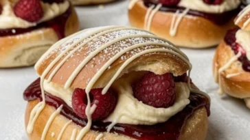 Zitronen-Himbeer-Brioche-Brötchen auf einem Teller